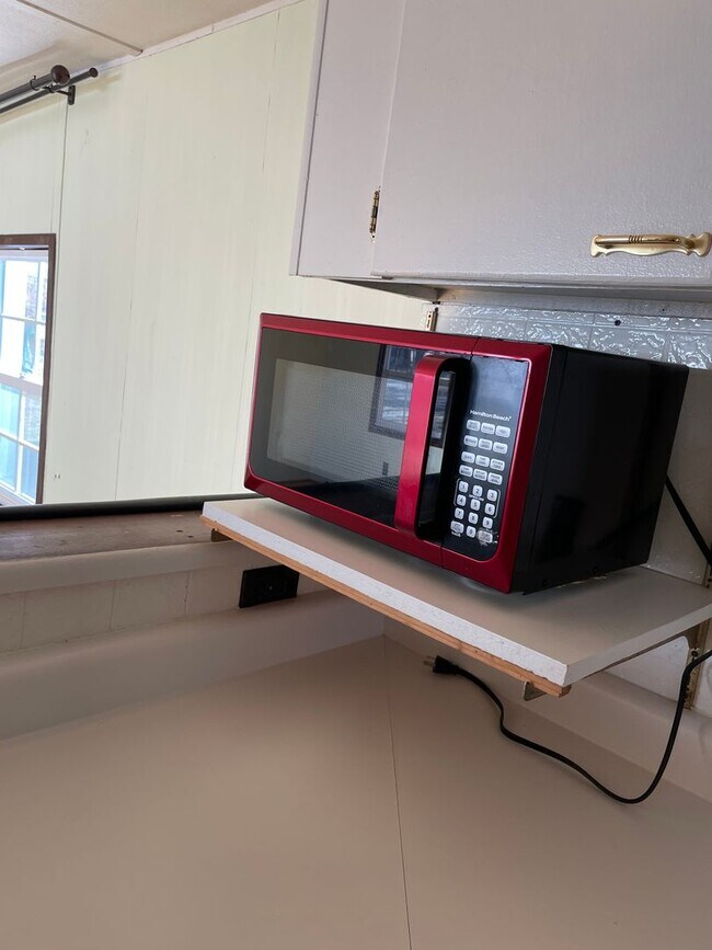 Foto del edificio - Comfortable 2+ Bedroom Mobile Home with Extra Storage and Enclosed Entries