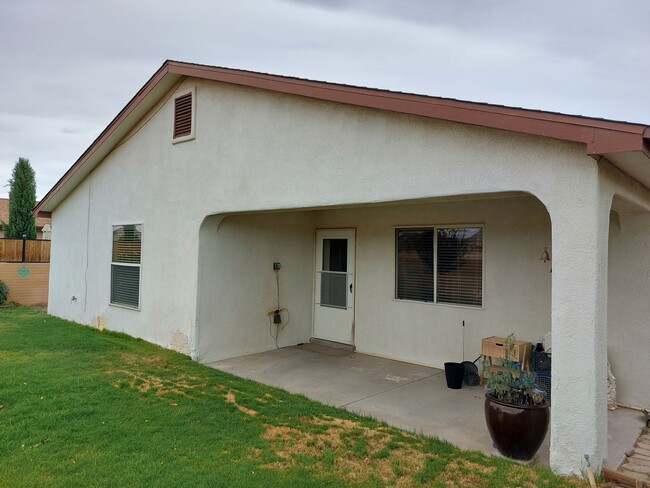 Building Photo - Beautiful 3 Bedroom Home in Legends West