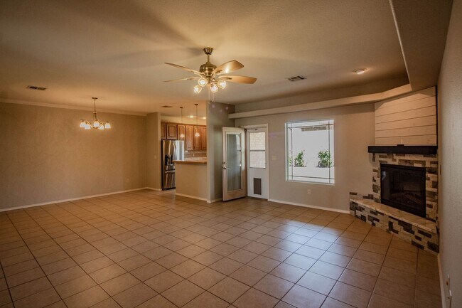 Building Photo - Beautiful 4 Bedroom/2 Bath Home