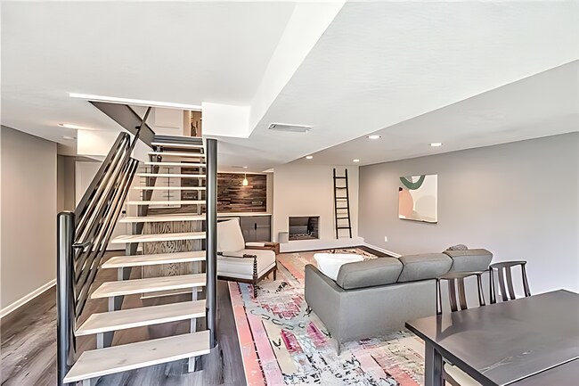 Foto del edificio - Wonderful Furnished Modern Home in Overland Park