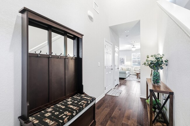 Building Photo - 5602 Chestnut Xing