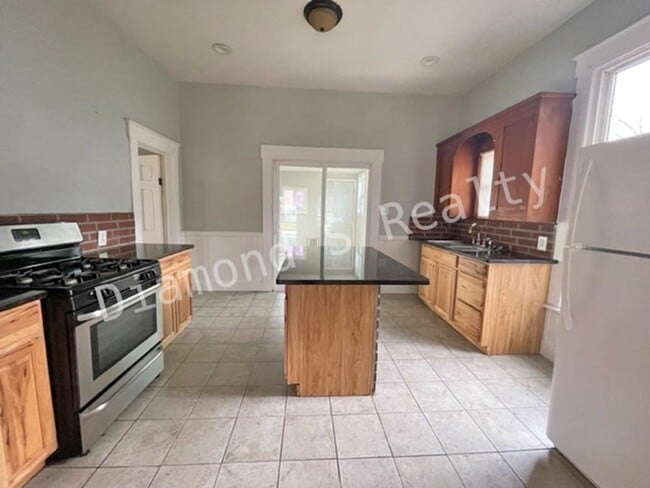Building Photo - 3 Bedroom Bungalow available Early June!