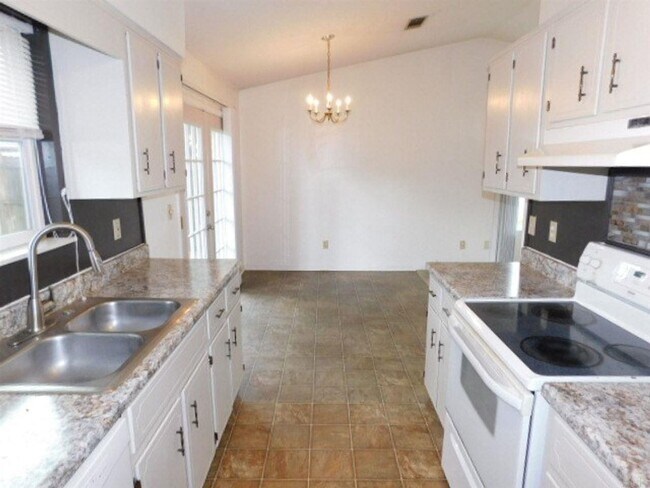 Foto del edificio - 8390 Harbour Square Dr