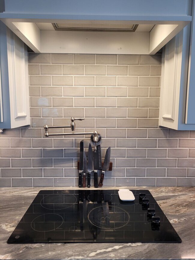 Foto del edificio - Spacious 4BR Home with Inground Pool, Open Split Floor Plan & Side-Entry Garage