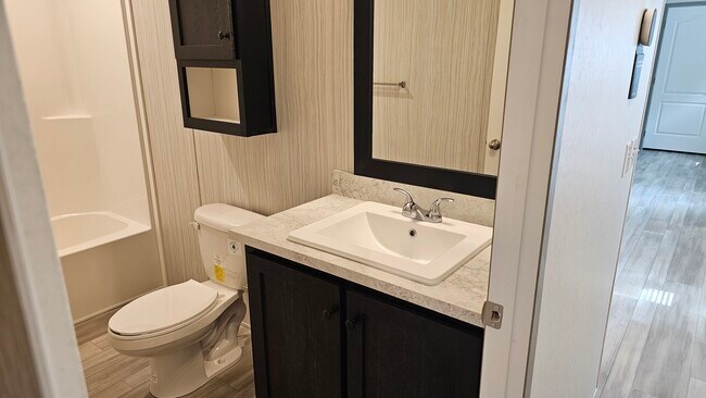 Foto del edificio - 300 Forrest Ave