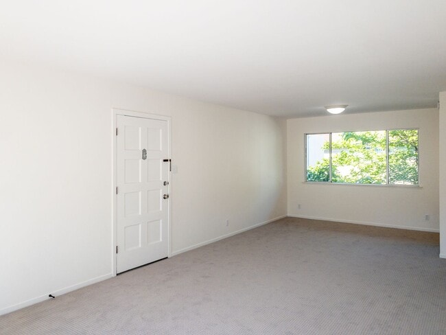 Building Photo - BRIGHT Remodeled Downtown 1BR/1BA Flat! Pa...