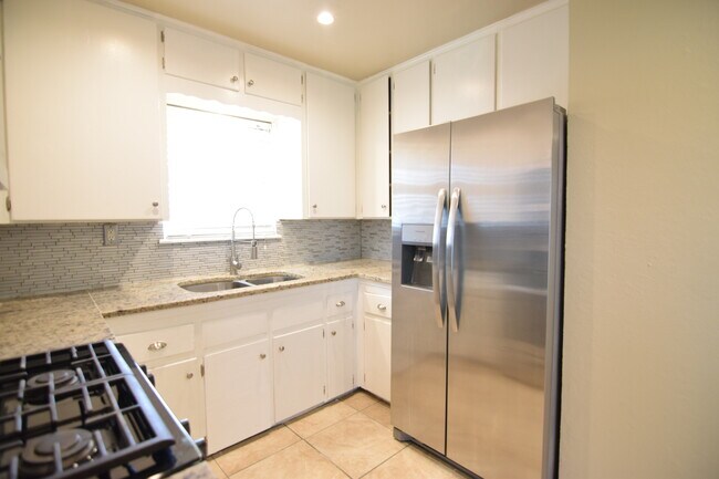 Building Photo - 807 Haynes Dr