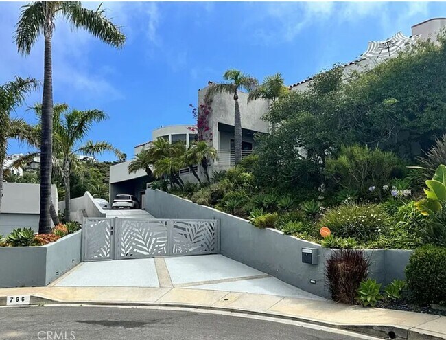 Foto del edificio - Azari PM-Juccuzi- half acre luxurious land...