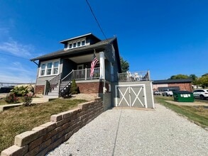 Building Photo - 1003 E Samuel Ave