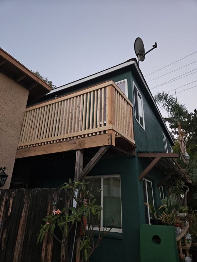 Building Photo - Spacious 2 bedroom