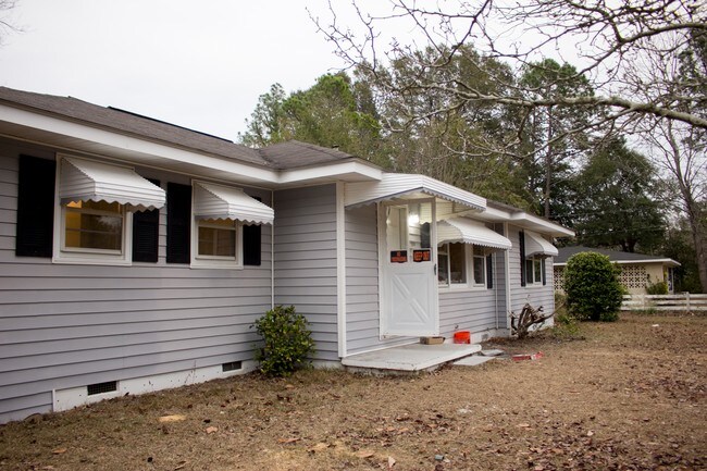 Building Photo - 104 Pinecone Dr