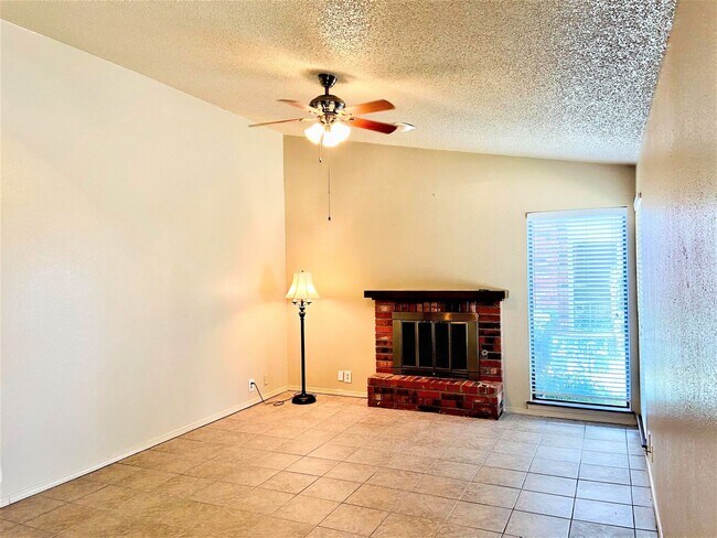Foto del edificio - Fabulous Town Home Nestled In Highly Desir...