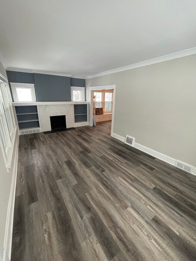 Spacious family room with new flooring throughout - 3185 Sycamore Rd