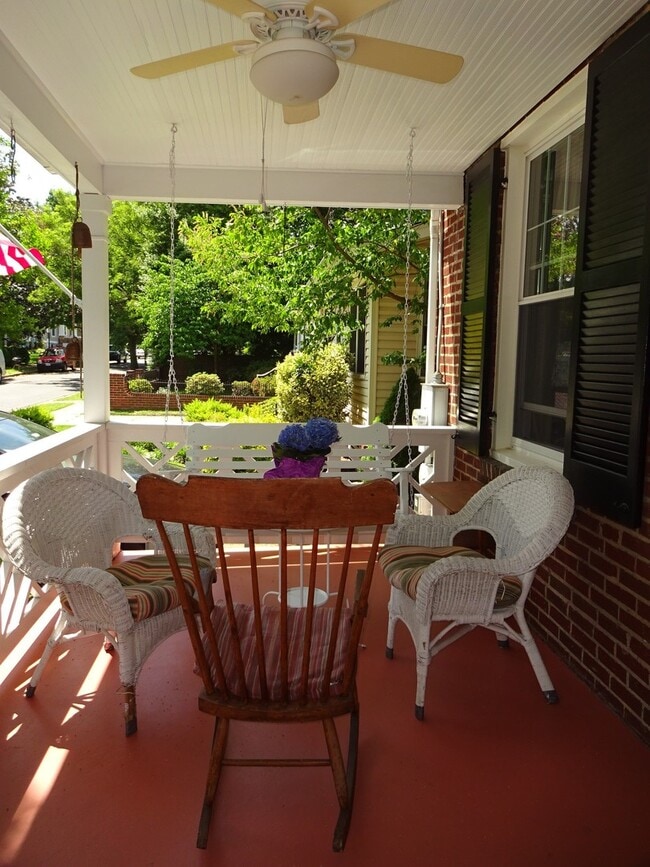 Building Photo - Beautiful Home with Fenced Yard in Rosemont!