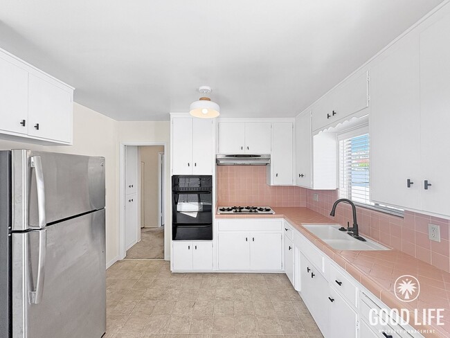 Foto del edificio - Coastal Living in Point Loma: Bay Views, Large Balcony, 2-Car Garage