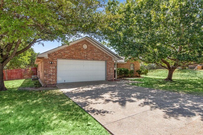 Building Photo - 706 Rolling Hills Dr