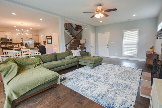 Foto del edificio - Pet Friendly Three Bedroom with Bonus in Rossview!