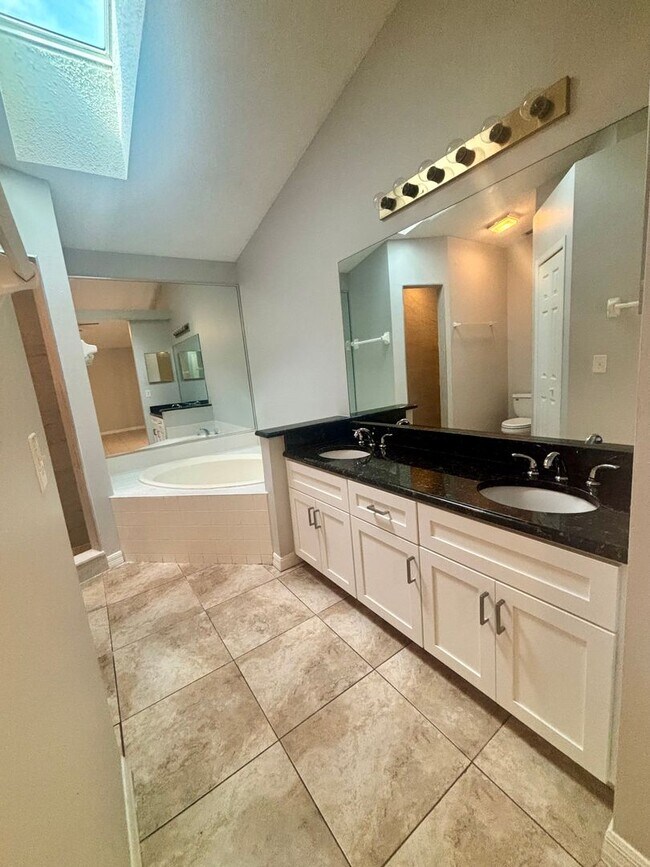 Building Photo - 508 Winding Oak Ln