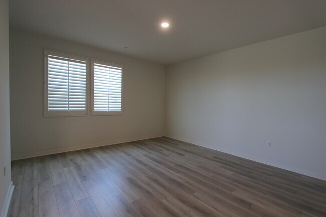 Building Photo - 647 Winchester Dr