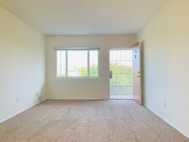 Foto del edificio - 2BD/1BA UPSTAIRS APARTMENT IN PACIFIC BEAC...