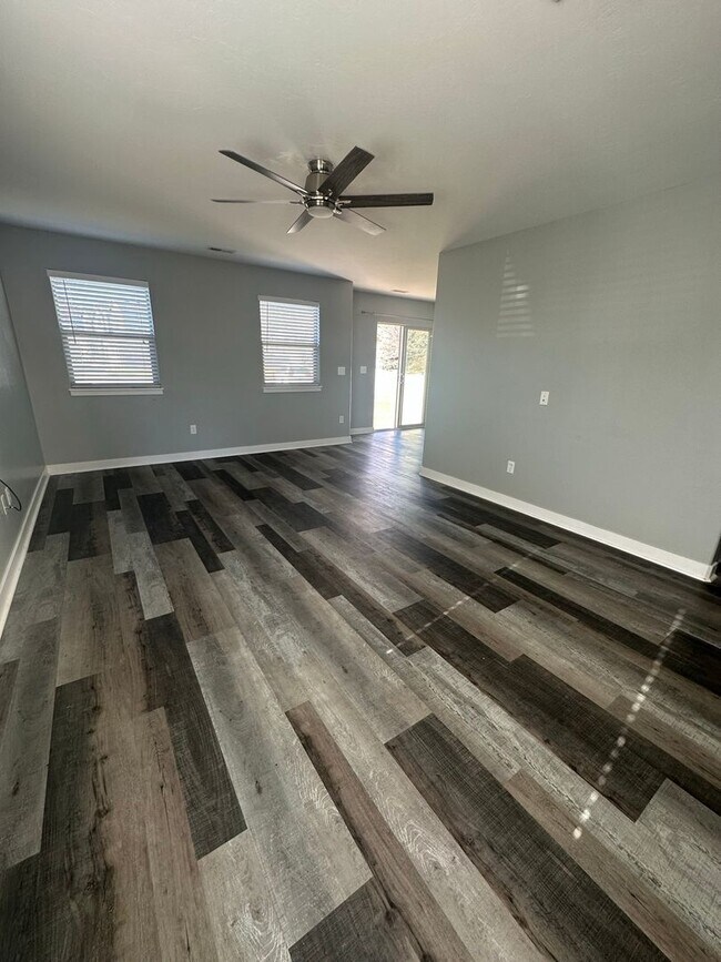 Building Photo - 3 Bed 2 Bath Townhome for Rent in Farmington!