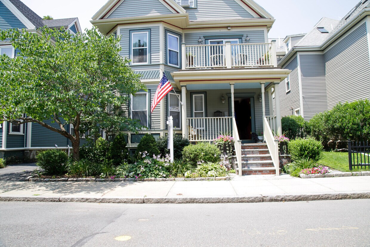 Primary Photo - 32 Sagamore St