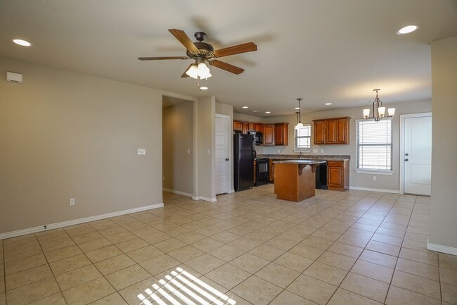 Building Photo - 3 Bedroom 2 Bathroom, 2 Car Garage Home in...