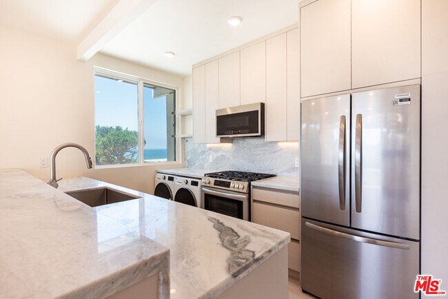 Foto del edificio - 7273 Birdview Ave