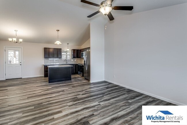Building Photo - Newer 4 bed, 3 bath duplex!