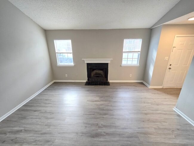 Building Photo - UPDATED 2BED/1BATH TOWNHOME IN TOWN CENTER VIRGINIA BEACH!!!!!