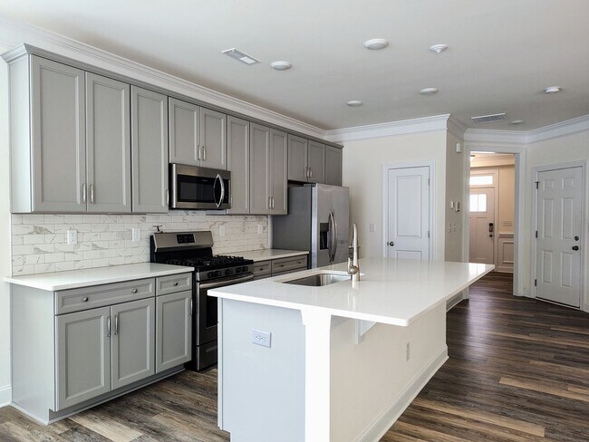 Building Photo - Charming End Unit Townhome located in the ...