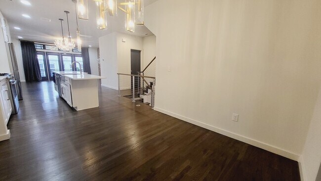 Building Photo - 452 E 33rd St