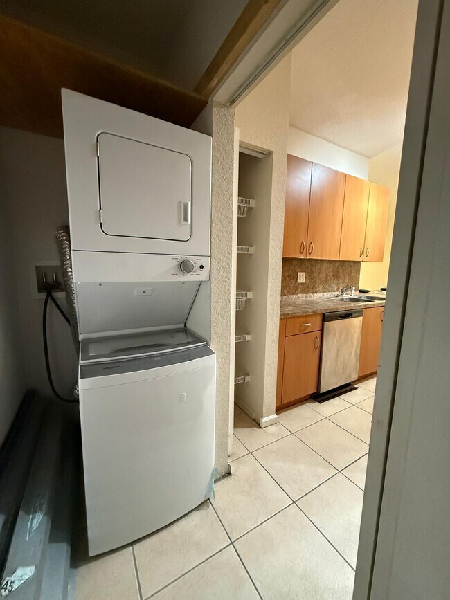 Foto del edificio - 3553 Forest Hill Blvd