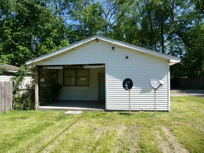 Building Photo - 1 Bedroom House with Large Detached Garage