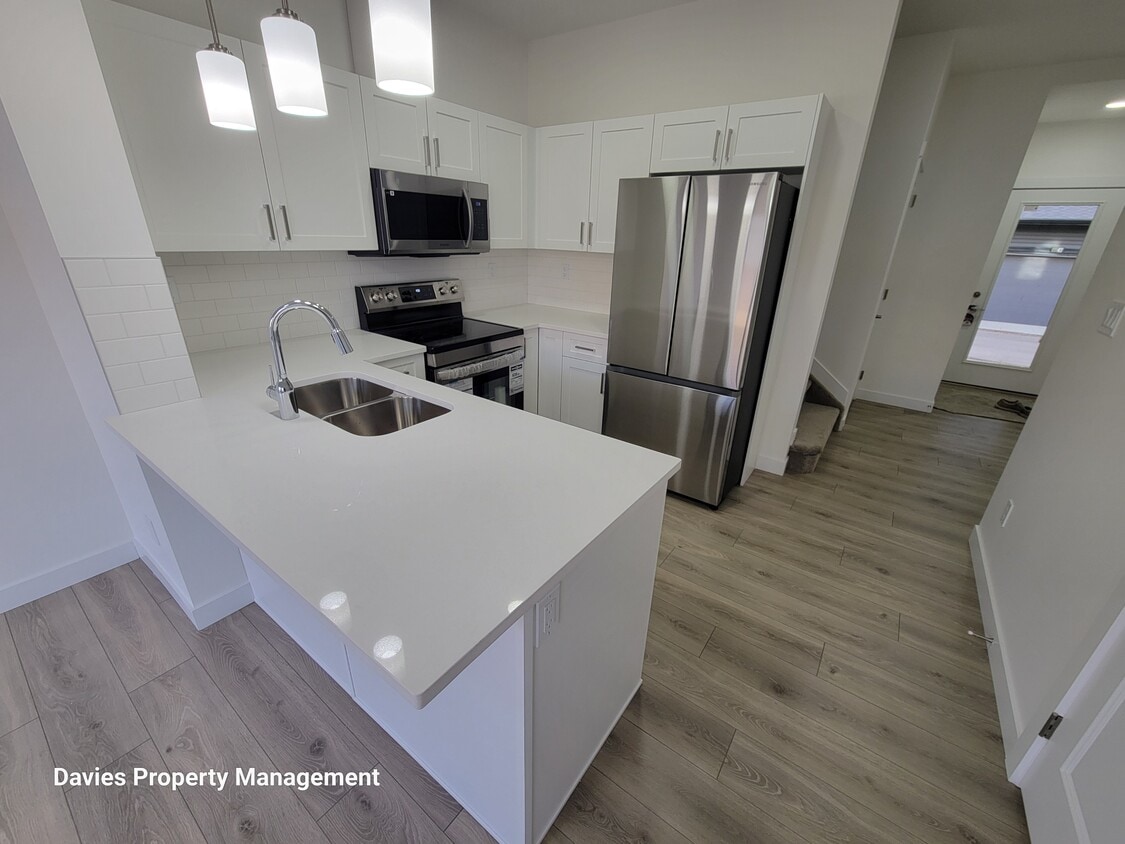 Photo principale - 2710-2766 66 St SW