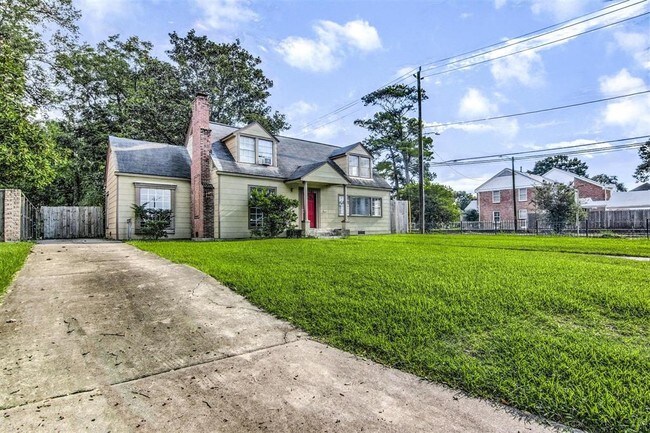 Building Photo - 3761 Parkwood Dr
