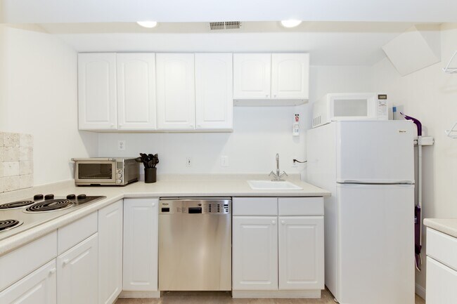 Building Photo - 2106 O Street NW Apt 1