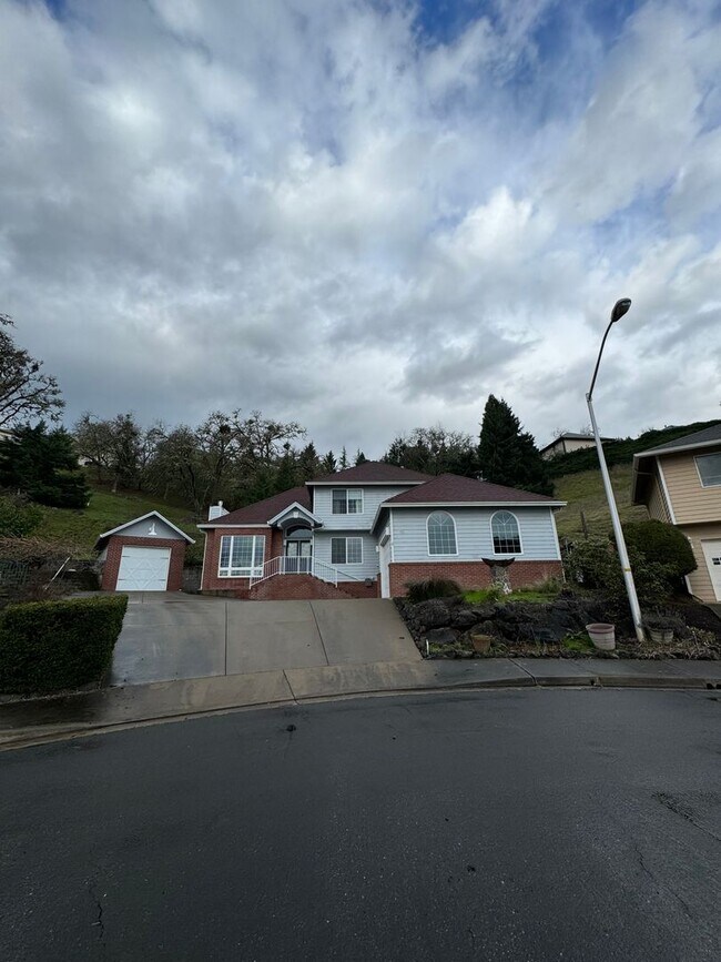 Building Photo - 3 bedroom 2 1/2 bath two story in a great ...
