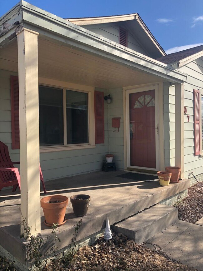 Building Photo - Located Oliver Eakle/AC !!! Cute 2/1/1 wit...