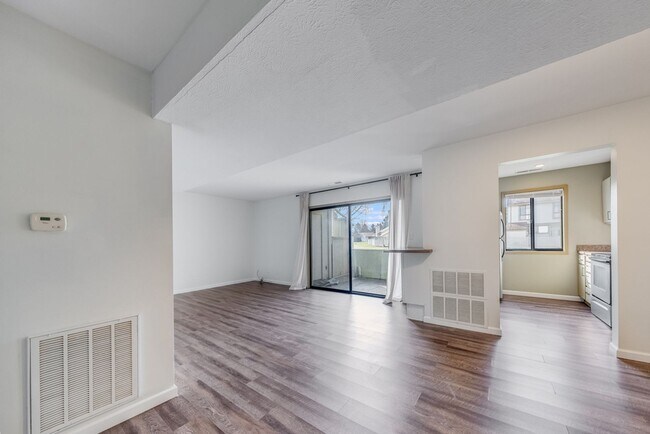 Building Photo - 2 bedroom 1 Bathroom Condo-