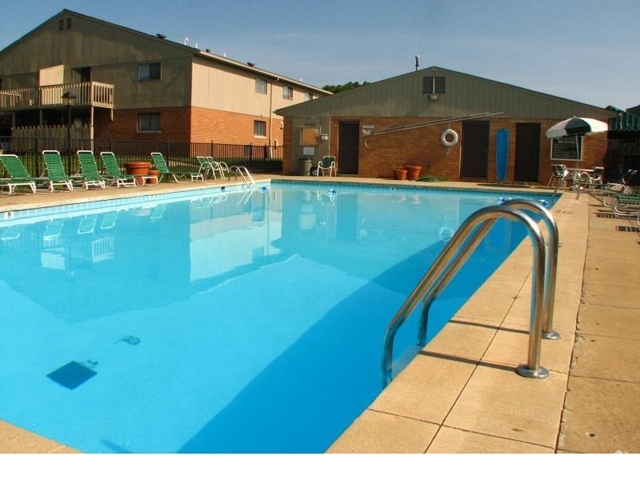 Pool - Bedford Green Apartments