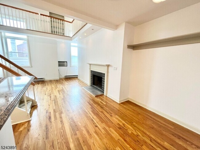 Building Photo - 515 Trinity Pl