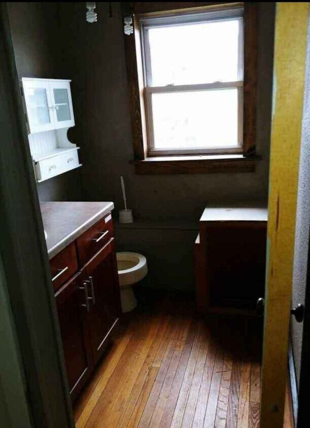 Bathroom - 118 E Railroad St