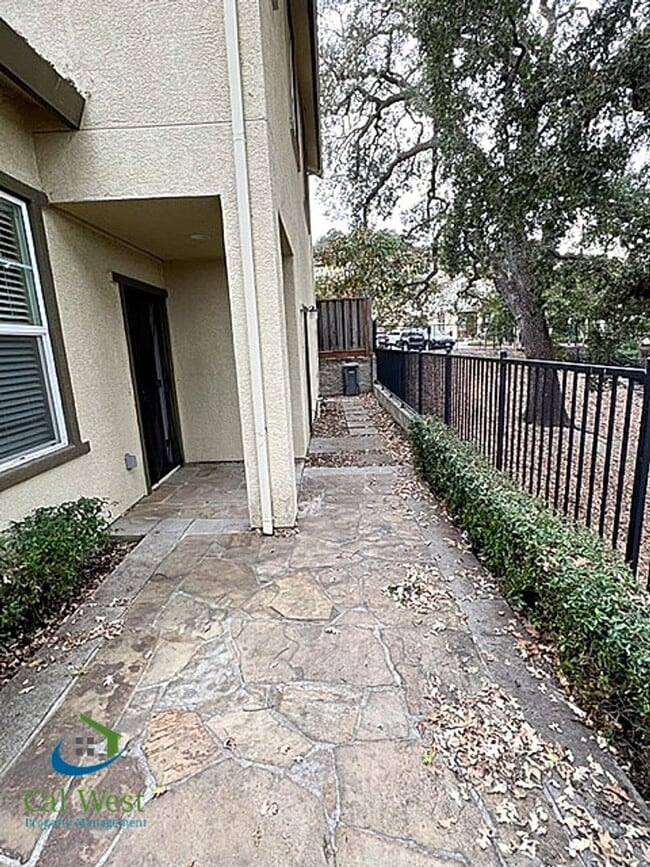 Foto del edificio - $3995 - 3 Bed/2.5 Bath Two Story Home in D...