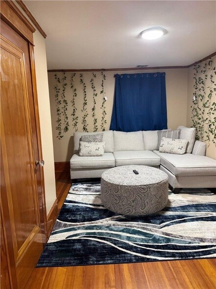 Building Photo - 2 Brook St