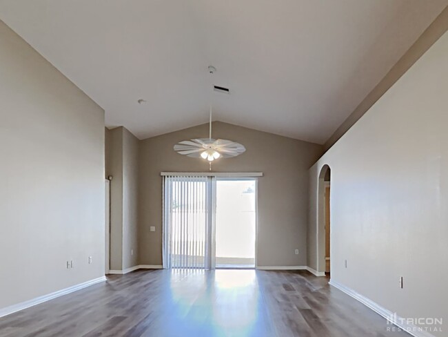 Foto del edificio - 10041 Creek Bluff Dr