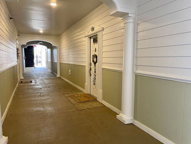 Foto del edificio - Available May 11th. GROUND FLOOR 3BR/2 BA Condo in Riverland Woods!