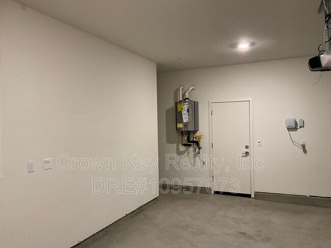 Foto del edificio - 7236 Diamond Ave