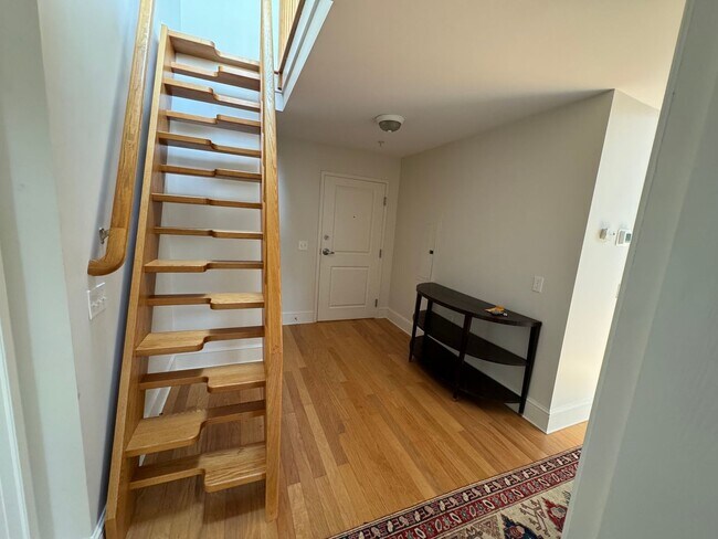 Building Photo - ***NEW TO MARKET*** Penthouse at Marblehea...