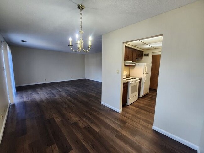 Foto del edificio - 2 Bedroom Apartment Across from Baesler's